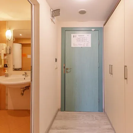 Budget Beachfront Golden Sands * فارنا