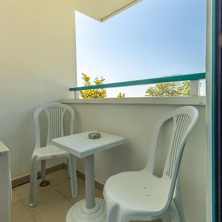 Budget Beachfront Golden Sands فارنا
