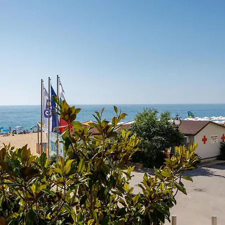 Budget Beachfront Golden Sands شقة