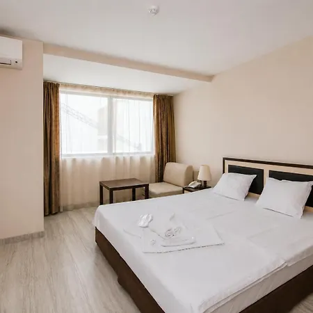Budget Beachfront Golden Sands فارنا